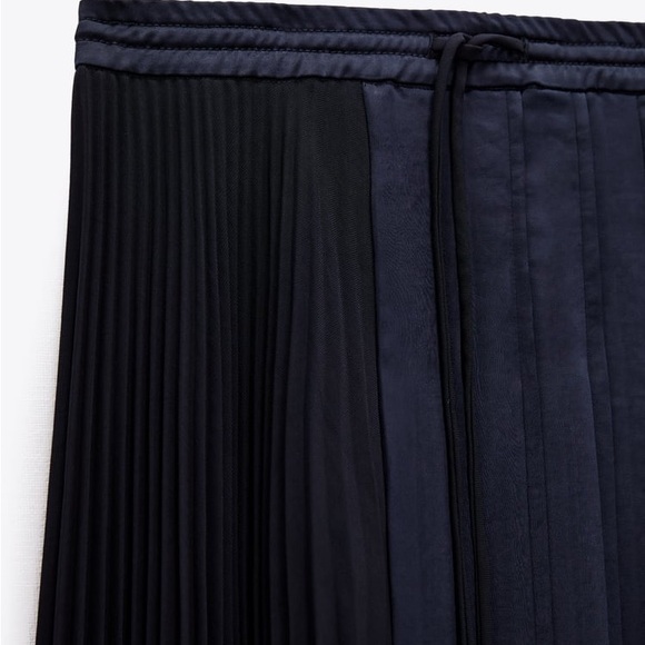 VGUC Zara limited edition pleated skirt - Picture 2 of 5